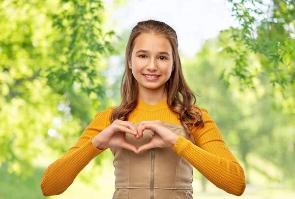 Uśmiechnięta nastolatka dziewczyna co ręka serce — Zdjęcie stockowe