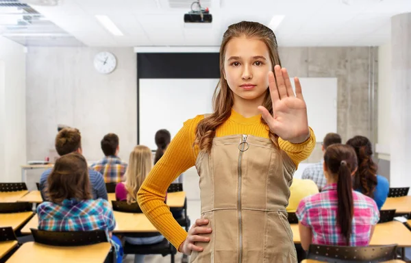 Estudiante chica haciendo parar gesto en la escuela — Foto de Stock