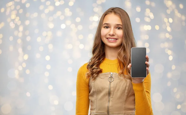 Adolescente sonriente mostrando teléfono inteligente — Foto de Stock