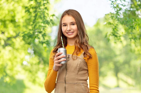Felice adolescente bere soda da lattina — Foto Stock