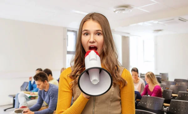 Nastolatka dziewczyna mówi do megafon w szkole — Zdjęcie stockowe