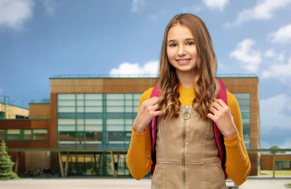Nastolatka student dziewczyna z plecakiem nad szkołą — Zdjęcie stockowe