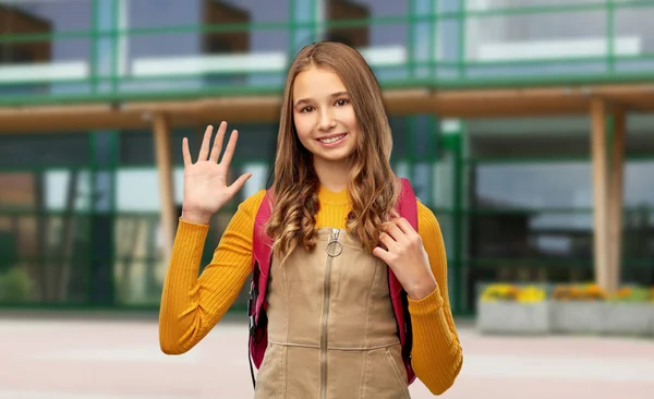 Adolescente studentessa con zaino sopra la scuola — Foto Stock