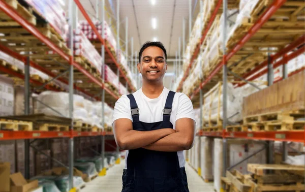 Glücklicher indischer Arbeiter mit verschränkten Armen im Lager — Stockfoto