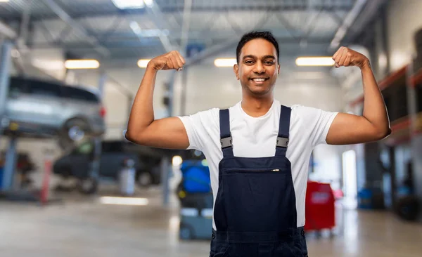 Mecánico indio mostrando su poder en el taller de automóviles — Foto de Stock