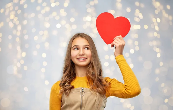 Usmívající se dospívající dívka s červeným srdcem — Stock fotografie