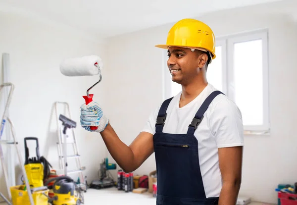 Pintor indiano feliz ou construtor com rolo de pintura — Fotografia de Stock