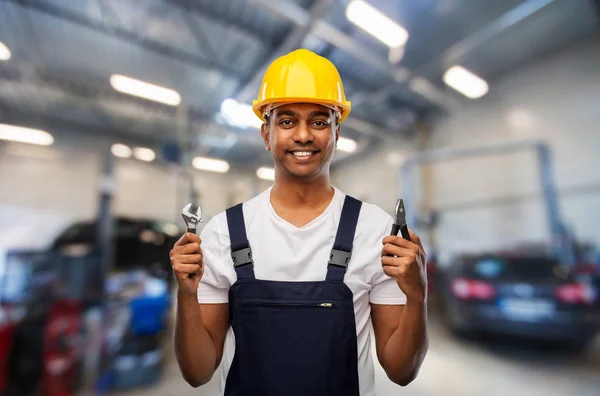 Mecánico indio con llave inglesa y alicates en la tienda de automóviles — Foto de Stock