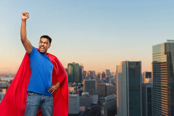 Indian superhjälte gör vinnande gest i staden — Stockfoto