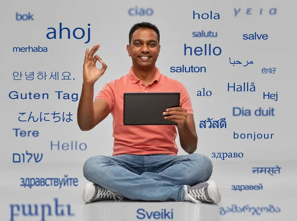 Heureux homme indien avec tablette pc — Photo