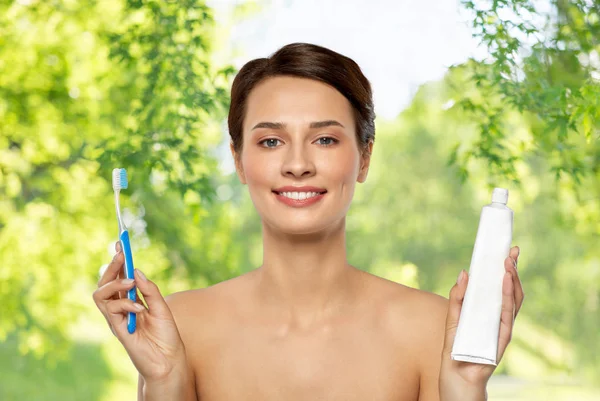 Hymyilevä nainen hammasharja puhdistus hampaat — kuvapankkivalokuva
