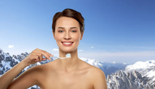Mulher sorridente com dentes de limpeza escova de dentes — Fotografia de Stock