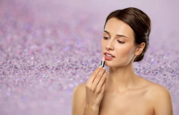 Bella giovane donna sorridente con rossetto rosa — Foto Stock