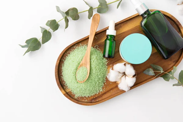 Bath salt, serum, moisturizer and oil on tray — Stock Photo, Image