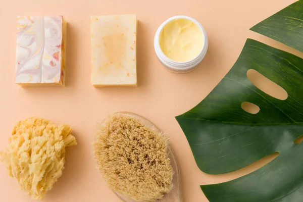 Sabão natural, escova, esponja e manteiga corporal — Fotografia de Stock