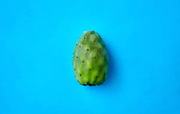 Cactus fruit of stekelige peer op blauwe achtergrond — Stockfoto