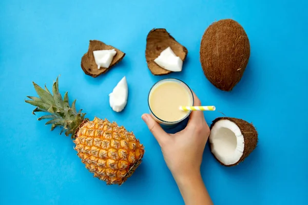 Hand with pineapple coconut drink with paper straw — 스톡 사진