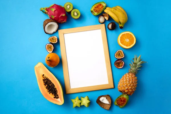 Frutas em torno de quadro de madeira com fundo branco — Fotografia de Stock