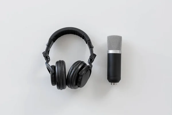 Fones de ouvido e microfone no fundo branco — Fotografia de Stock