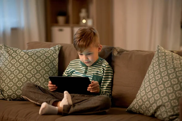 Menino feliz com tablet computador em casa — Fotografia de Stock