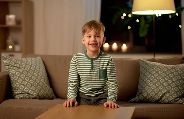 Szczęśliwy uśmiech małego chłopca w domu w nocy — Zdjęcie stockowe