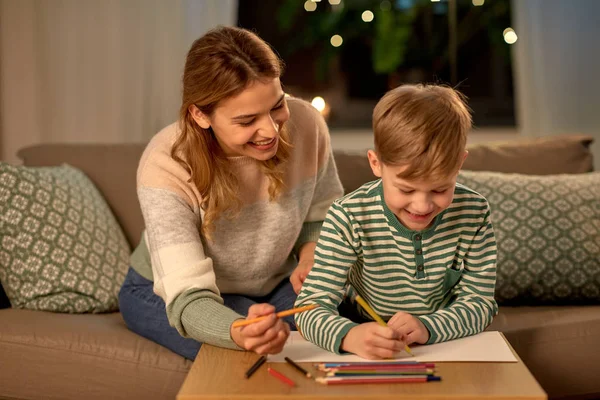 Madre e figlio con matite che disegnano a casa — Foto Stock
