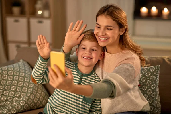 Madre e hijo tomando selfie por teléfono inteligente en casa — Foto de Stock