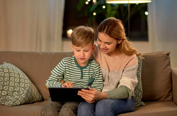Anya és fia használja tabletta számítógép otthon — Stock Fotó
