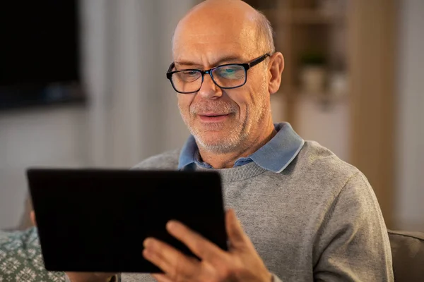 Homem sênior feliz com computador tablet em casa — Fotografia de Stock