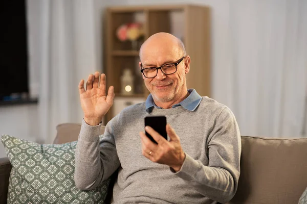 Γέρος με smartphone που έχει βιντεοκλήση στο σπίτι — Φωτογραφία Αρχείου