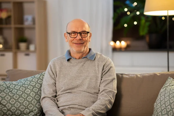 Χαρούμενος χαμογελαστός ηλικιωμένος άντρας με γυαλιά στο σπίτι — Φωτογραφία Αρχείου