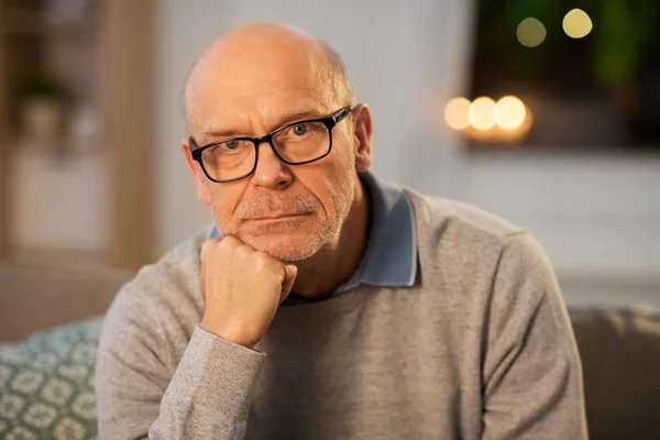 Triste hombre mayor en gafas pensando en casa — Foto de Stock