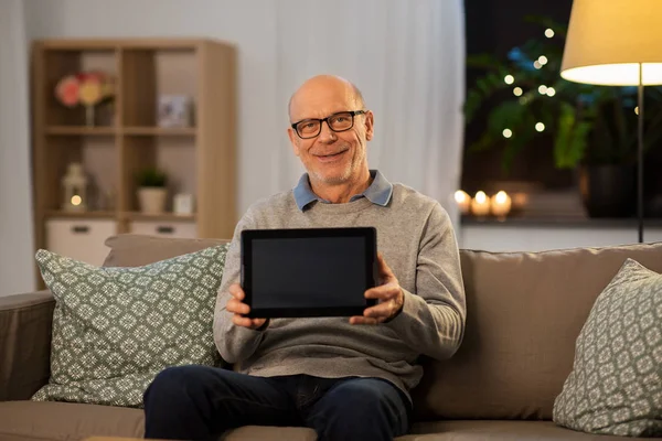 Ευτυχισμένος ηλικιωμένος άνδρας με tablet υπολογιστή στο σπίτι — Φωτογραφία Αρχείου