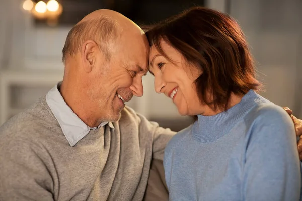 Glücklich lächelndes Seniorenpaar zu Hause — Stockfoto