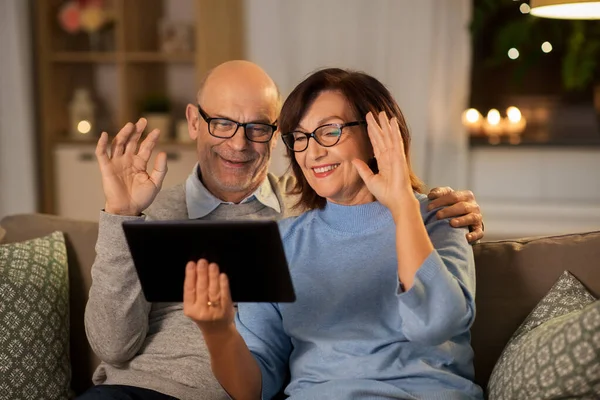 Pareja de edad con tablet pc tiene videollamada en casa —  Fotos de Stock