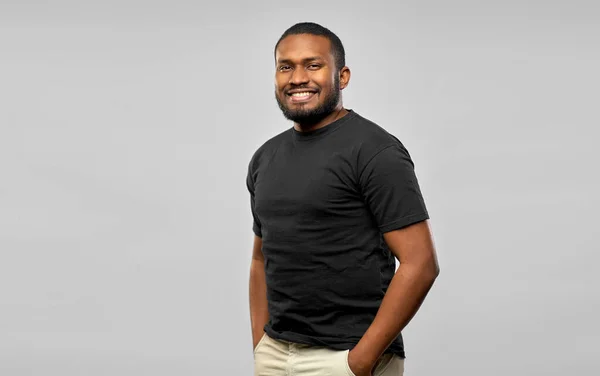 Lächelnder afrikanisch-amerikanischer Mann im schwarzen T-Shirt — Stockfoto