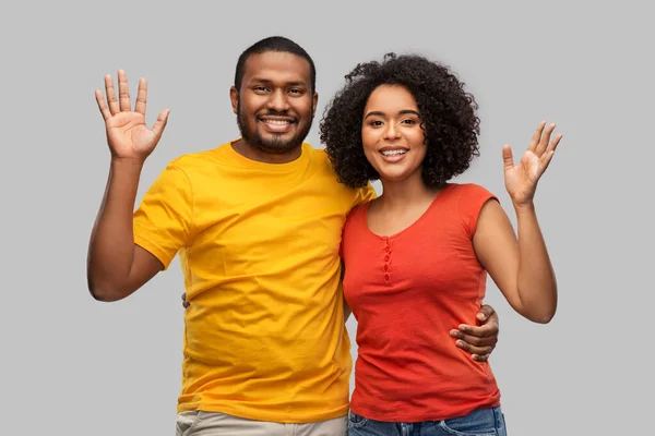 Feliz casal afro-americano abraçando — Fotografia de Stock