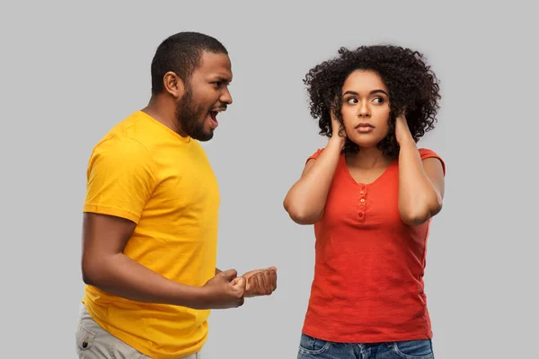 Casal afro-americano tendo argumento — Fotografia de Stock