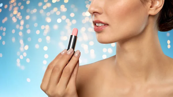 Schöne lächelnde junge Frau mit rosa Lippenstift — Stockfoto