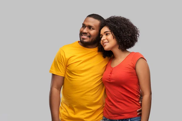 Feliz casal afro-americano abraçando — Fotografia de Stock