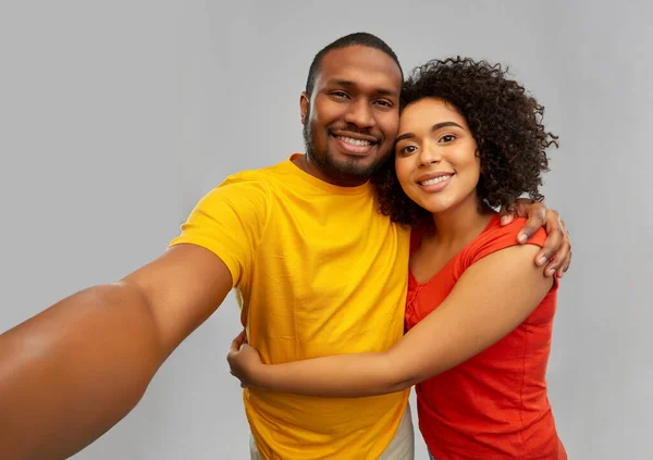 Feliz sorrindo casal afro-americano leva selfie — Fotografia de Stock