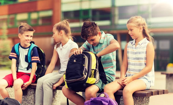 Groep basisschool studenten met rugzakken — Stockfoto