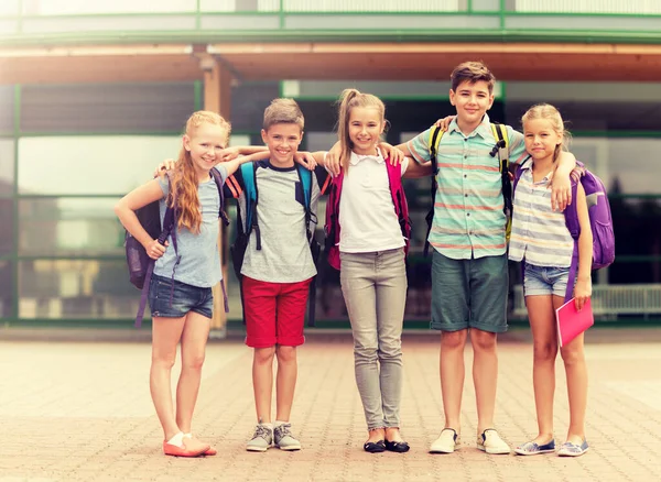 Csoport boldog általános iskolás diákok ölelgetés — Stock Fotó