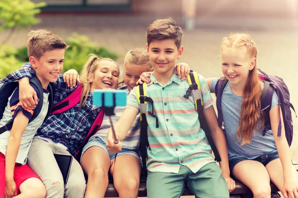 Felici studenti delle scuole elementari che si fanno selfie — Foto Stock