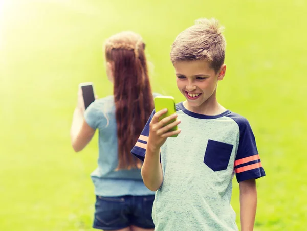 Gyerekek, okostelefonok, nyári Park játék — Stock Fotó