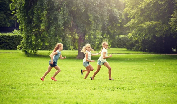 Ευτυχής παιδιά τρέχουν και παίζουν το παιχνίδι σε εξωτερικούς χώρους — Φωτογραφία Αρχείου