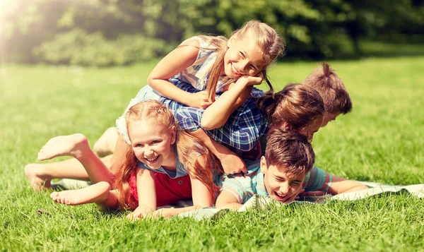 Happy Kids leker och ha kul i sommar parken — Stockfoto