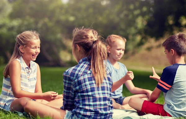 Bambini felici giocare rock-carta-forbici gioco — Foto Stock