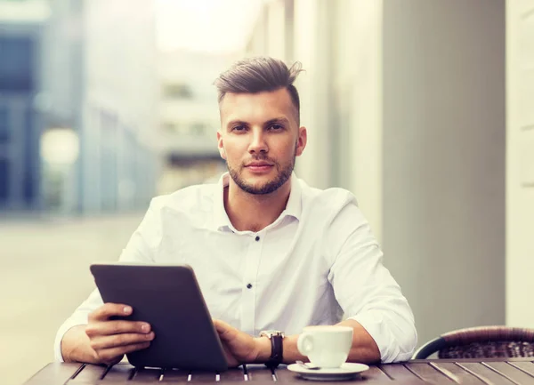 Hombre con PC tableta y café en la cafetería de la ciudad — Foto de Stock