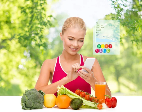 Mujer con verduras apuntando al smartphone — Foto de Stock